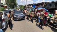 Jokowi juga sempat terlihat berbincang dengan warga disana. 