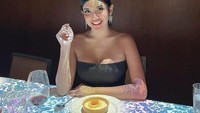 Lengkap dengan balutan baju hitam dan tatanan rambut yang rapi membuat Millen terlihat anggun. Foto: Instagram/millencyrus