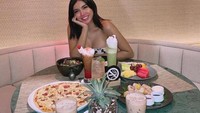Tak hanya menikmati floating breakfast, Millen juga terlihat sedang menikmati makan malam di restoran dengan nuansa yang cukup mewah. Foto: Instagram/millencyrus