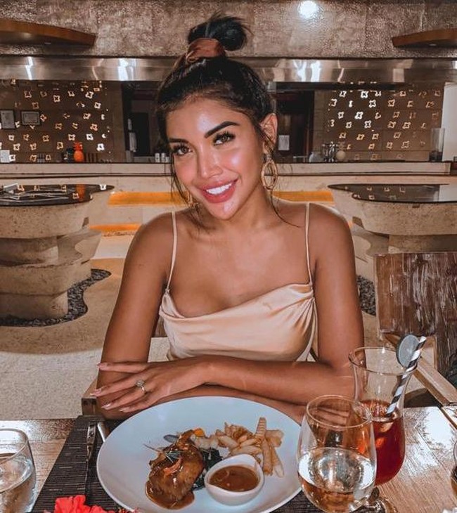 Walaupun terlahir sebagai seorang laki-laki, namun Millen tampaknya lebih nyaman berpenampilan seperti seorang wanita. Seperti wanita pada umumnya, Millen kerap menggunakan dress, bermakeup, dan juga memiliki rambut panjang. Foto: Instagram/millencyrus