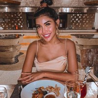 Walaupun terlahir sebagai seorang laki-laki, namun Millen tampaknya lebih nyaman berpenampilan seperti seorang wanita. Seperti wanita pada umumnya, Millen kerap menggunakan dress, bermakeup, dan juga memiliki rambut panjang. Foto: Instagram/millencyrus