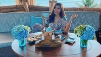 Millen memang seringkali membagikan momen-momen menyenangkannya melalui akun instagram pribadi miliknya. Salah satunya saat menikmati makanan di restoran pinggir pantai di Bali. Foto: Instagram/millencyrus
