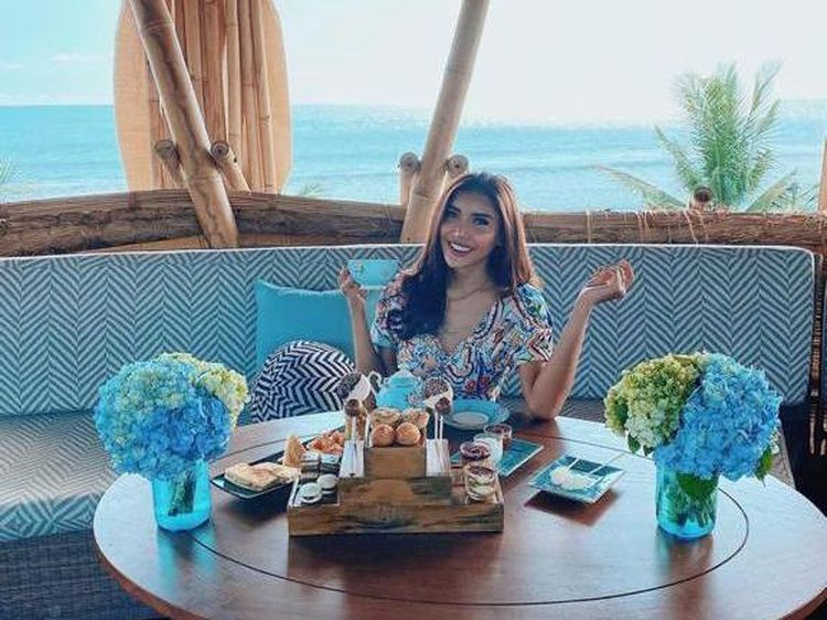 Serunya Millen Cyrus Saat Menikmati Floating Breakfast hingga Makan Mewah di Dubai