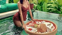 Millen juga terlihat menikmati floating breakfast yang begitu seru. Foto: Instagram/millencyrus