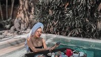 Sarapan pagi di kolam renang pada villa rasanya memang cukup menyegarkan. Foto: Instagram/millencyrus