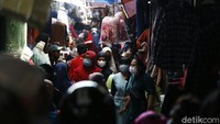 Salah satu kerumunan paling parah yang terjadi di Jakarta adalah di Pasar Tanah Abang dimana warga berburu keperluan sebelum Idul Fitri lalu. Rengga Sencaya/detikcom.