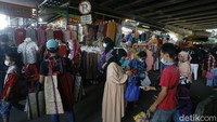 Mereka berbelanja dalam rangka persiapan menyambut hari raya Idul Fitri.