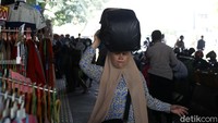 Maka tak heran, bila kondisi PKL di Pasar Tanah Abang ramai dipenuhi oleh para pembeli. Karena pusat perbelanjaan terbesar di Asia itu akan tutup sampai tanggal 18 Mei 2021.