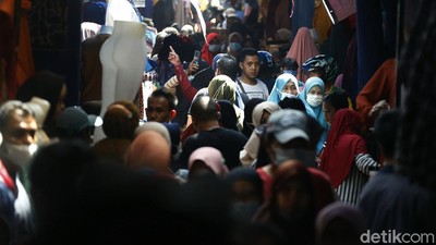 H-2 Lebaran, PKL di Pasar Tanah Abang Masih Ramai