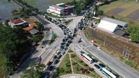 Foto udara kendaraan arus balik di Jalur Pantura, Kendal, Jawa Tengah, Senin (10/6/2019). Pada H+5 Lebaran 2019, arus balik terpantau masih ramai di jalur pantura yang bersimpangan dengan sejumlah exit tol menuju jalur pantura Jateng, sebagai imbas sudah diberlakukannya dua arah di tol Trans Jawa. ANTARA FOTO/Harviyan Perdana Putra  