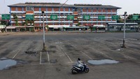 Saat pandemi, mudik resmi dilarang sebagai langkah pencegahan penularan virus Corona. Tampak terminal Kota Bekasi terlihat sepi, pada larangan mudik 2021. Agung Pambudhy/detikcom  