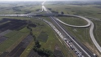 Suasana macet arus mudik di H2 Lebaran sepanjang 39 km di arah keluar pintu tol Pejagan, Jawa Barat, pada 2016. Lalu lintas tol Pejagan hingga Brebes Timur macet total sehingga pemudik terjebak di dalam tol tersebut hingga belasan jam. ANTARA FOTO/Rosa Panggabean  