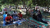 Sejumlah pemudik beristirahat di Rest Area Tol Palimanan-Kanci KM 207, Jawa Barat, Kamis (30/5/2019). Rest area menjadi spot favorit pemudik untuk melepas lelah sejenak setelah perjalanan panjang. Pradita Utama/detikcom  