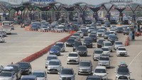 Suasana kepadatan kendaraan saat arus mudik di Tol Cipali, Palimanan, Cirebon, Jawa Barat, Sabtu (8/6/2019). ANTARA FOTO/Dedhez Anggara  