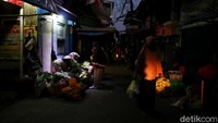 Menjelang Lebaran, warga mulai mendatangi pasar untuk berbelanja kebutuhan pokok untuk menyambut Hari Raya Idul Fitri.  