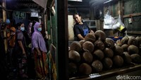 Tampak sejumlah warga berdatangan ke pasar untuk membeli beragam kebutuhan pokok untuk bersiap menyambut Lebaran.  Kelapa parut pun menjadi salah satu bahan yang banyak dicari jelang Lebaran.