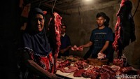 Seperti diketahui, ada sejumlah panganan yang kerap tersedia di meja makan saat Lebaran. Selain ketupat, menu favorit pendamping ketupat adalah daging rendang, gulai ayam dan sayuran. Oleh karena itu, tak sedikit warga yang mulai berbelanja daging untuk menyiapkan hidangan rendang maupun opor ayam. Di pasar tradisional yang berada di Tanjung Priok ini harga daging mencapai Rp 145.000-Rp 150.000 per kilogram. Sedangkan satu ekor ayam mencapai Rp 200.000 per ekor.