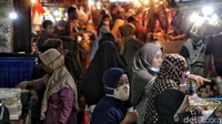 Ramainya warga yang datang ke pasar tradisional itu untuk berbelanja kebutuhan pokok menjelang Lebaran membuat pasar tersebut bergeliat sejak matahari belum terbit.  