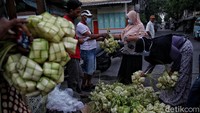 Selain kelapa parut, daging ayam, dan daging sapi, kulit ketupat juga jadi komoditi yang banyak dicari pembeli.  