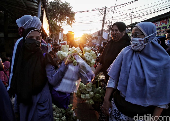 Beragam persiapan sambut Lebaran mulai dilakukan warga di berbagai kawasan, tak kecuali di pesisir Jakarta. Mereka datang ke pasar untuk beli kebutuhan Lebaran.