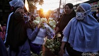 Pedagang di pasar tradisional ini membanderol kulit ketupat dengan harga Rp 10.000 per ikat.