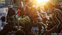Sejumlah warga tengah berbelanja ketupat di pasar tradisional yang berada di kawasan Tanjung Priok, Jakarta Utara, Selasa (11/5/2021).  