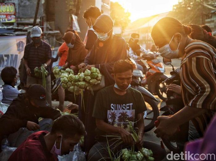 Beragam persiapan sambut Lebaran mulai dilakukan warga di berbagai kawasan, tak kecuali di pesisir Jakarta. Mereka datang ke pasar untuk beli kebutuhan Lebaran.