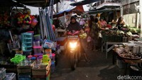 Hiruk pikuk ini biasa terjadi di pasar pagi dibilangan Jakarta Utara. Keriuhan pun selalu terjadi menjelang lebaran.