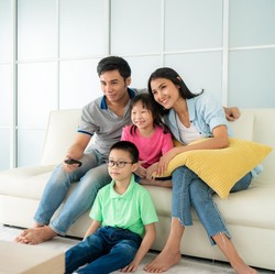 10 Film Komedi Indonesia untuk Ditonton Bareng Keluarga