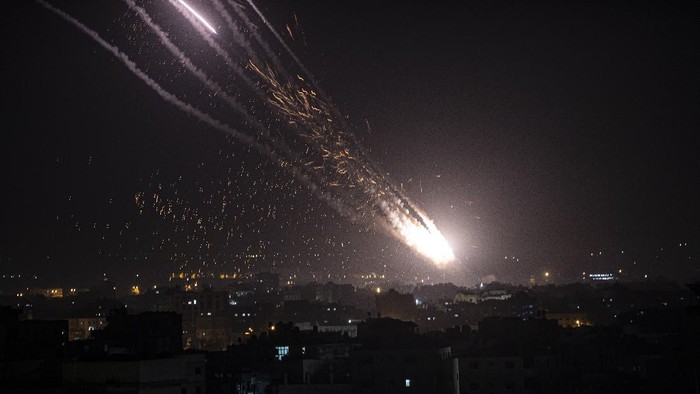Israel melancarkan gempuran udara ke wilayah Gaza, Palestina. Otoritas Gaza menyebut sedikitnya 20 orang tewas akibat gempuran udara itu.