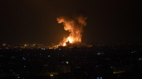 Sebuah ledakan terjadi di Gaza akibat serangan udara Israel. AP Photo/Khalil Hamra.