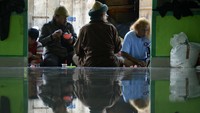 Jamaah An Nadzir berbuka puasa pada siang hari setelah menentukan akhir Ramadhan 1442 H berdasarkan pengamatan tanda alam seperti pergerakan bulan dan air pasang laut, sementara pelaksanaan salat Idul Fitri akan dilaksanakan pada Rabu, (12/5/2021).