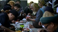 Jamaah An Nadzir berbuka puasa bersama di Kampung Butta Ejayya, Kecamatan Bontomarannu, Kabupaten Gowa, Sulawesi Selatan, Selasa (11/5/2021). 