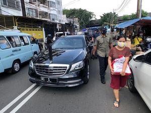 Tinjau Situasi Jakarta Jelang Lebaran, Jokowi Bagikan Sembako ke Warga