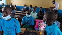 Pemerintah setempat memutuskan untuk membuka kembali seluruh sekolah setelah melihat penurunan tajam kasus virus Corona di seluruh negara itu.  