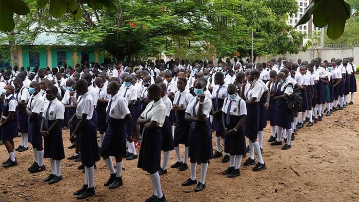 Kala Siswa di Sudan Selatan Masuk Sekolah lagi JUBA, SOUTH SUDAN - MAY 10: Secondary school students are washing their hands as they arrive at Diocesan Model Secondary School, on May 10, 2021 in Juba, South Sudan. Classrooms reopened to students after 14-months of COVID-19 restrictions. (Photo by Andreea Campeanu/Getty Images)