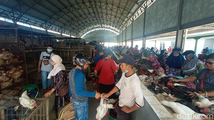 Kapadatan di Pasar Baru Wergu Kudus jelang lebaran, 11/5/2021