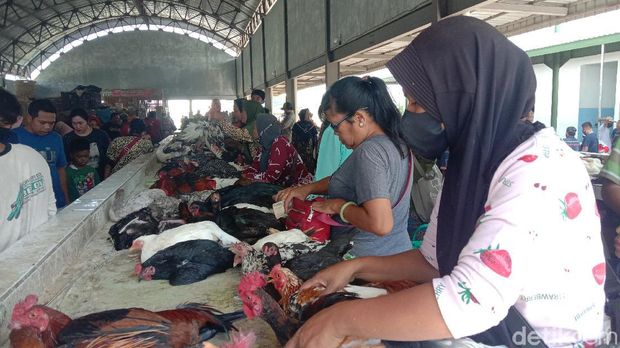 Kapadatan di Pasar Baru Wergu Kudus jelang lebaran, 11/5/2021