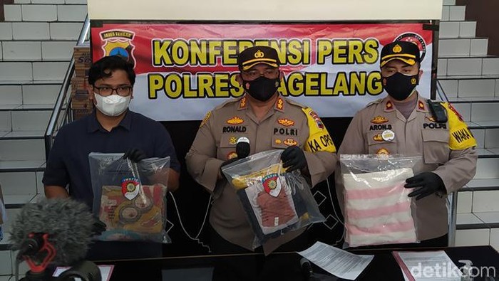Kapolres Magelang AKBP Ronald A Purban menunjukkan barang bukti aborsi, Selasa (11/5/2021).