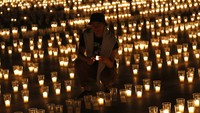 Orang-orang memperingati hampir 30.000 korban meninggal akibat COVID-19 di Ceko. AP Photo/Petr David Josek 