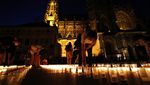 Kelap-kelap Lilin di Kastil Praha Untuk Korban Corona
