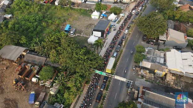 kemacetan di pos penyekatan, Jalur Pantura Kedung Waringin, perbatasan Kabupaten Bekasi-Karawang, Senin (10/5/2021).  Dari data yang didpat dari jam 8.00 wib hingga 15.00 wib sebayak 512 kendaraan yang telah diputar balik.  (CNBC Indonesia/Andrean Kristianto)