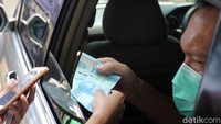 Selain itu, layanan zakat Drive Thru ini juga untuk mencegah penyebaran COVID-19.