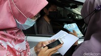 Umat muslim membayar zakat secara Drive Thru di Masjid Agung Al Azhar, Jakarta Selatan, Selasa (11/5/2021).