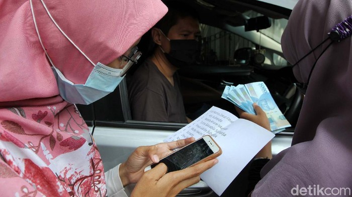 Keren! Masjid Ini Terapkan Zakat 'Drive Thru' Masjid Agung Al Azhar, Jakarta Selatan, menerapkan cara membayar zakat secara 'Drive Thru'. Hal ini guna menerapkan protokol kesehatan di tengah pandemi COVID-19.