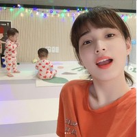 Meskipun sudah memiliki tiga anak, Kim Yulhee masih terlihat seperti remaja. Kecantikannya tak pudar meskipun sudah tidak menjadi artis K-Pop lagi. Foto: Instagram/@yul._.hee