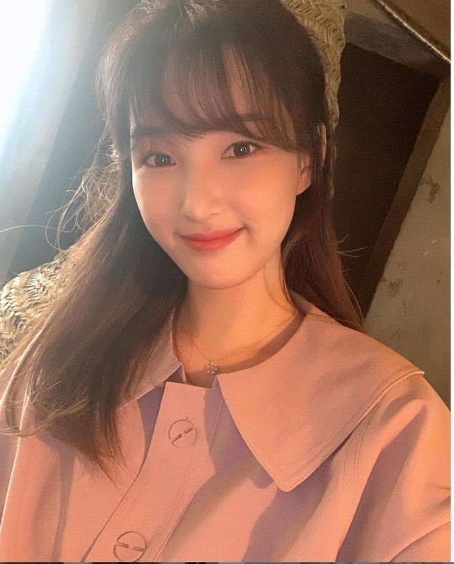 Anak pertama Kim Yulhee dan Choi Minhwan lahir tak lama setelah keduanya menikah. Pasangan muda ini memang diketahui mendaftarkan pernikahan mereka saat Kim Yulhee berbadan dua. Putra pertamanya diberi nama Choi Jae Yul. Foto: Instagram/@yul._.hee