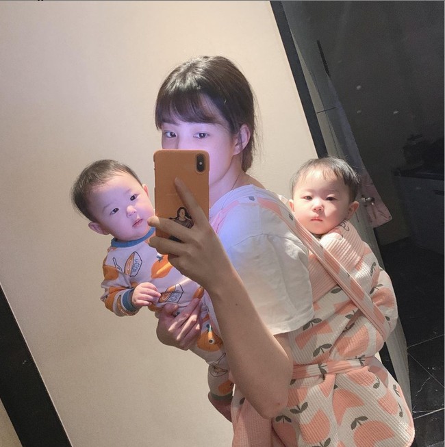 Selang dua tahun, pada 2020, Kim Yulhee hamil lagi. Ia melahirkan dua anak kembar bernama Choi Ah Rin dan Choi Ah Yoon. Foto: Instagram/@yul._.hee