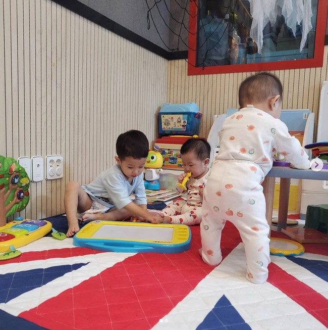 Ia kerap kali membagikan aktivitas sehari-hari bersama ketiga buah hatinya. Kim Yulhee pun tampak menikmati perannya sebagai ibu. Foto: Instagram/@yul._.hee