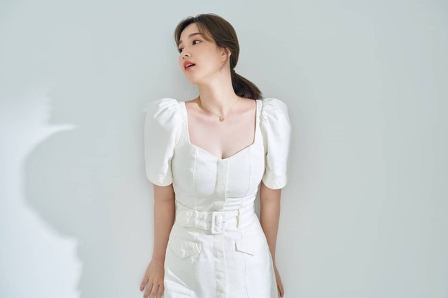 Kim Yulhee juga tetap berpenampilan stylish meskipun kini jadi ibu rumah tangga. Foto: Instagram/@yul._.hee